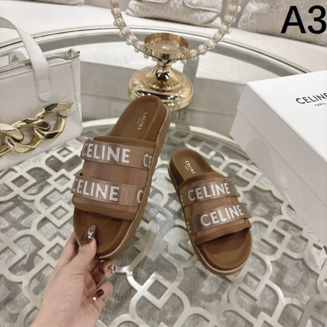 清潔感 CELINE セリーヌ コピー サンダル ホワイトレザー 配色ストラップ ゴールドバックル フラット設計 軽やか履き心地 夏デイリー