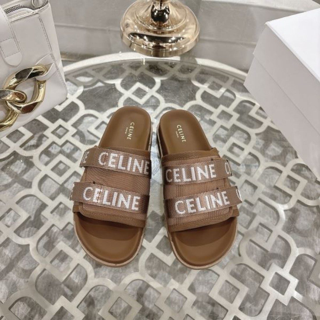 清潔感 CELINE セリーヌ コピー サンダル ホワイトレザー 配色ストラップ ゴールドバックル フラット設計 軽やか履き心地 夏デイリー