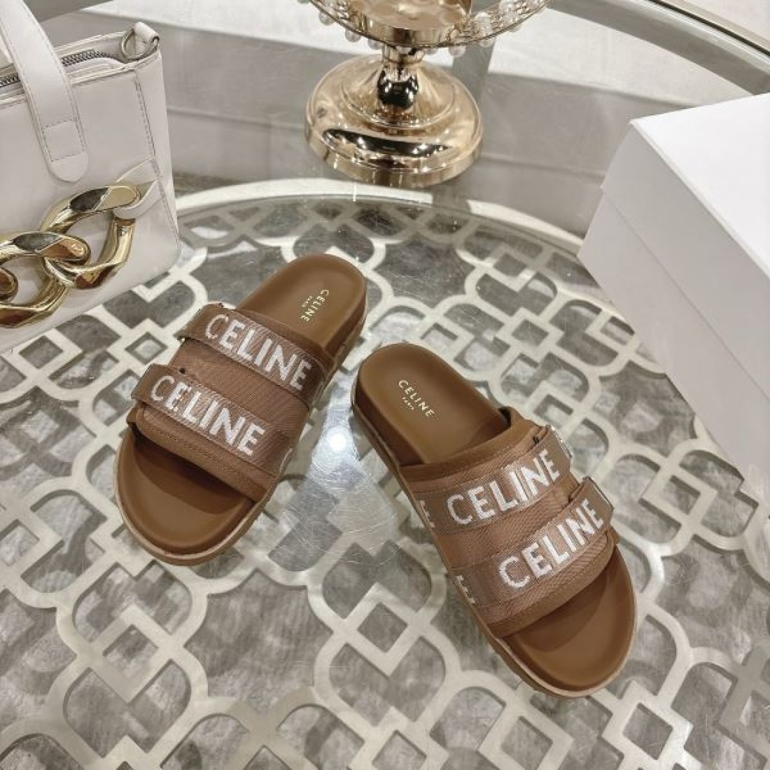 清潔感 CELINE セリーヌ コピー サンダル ホワイトレザー 配色ストラップ ゴールドバックル フラット設計 軽やか履き心地 夏デイリー