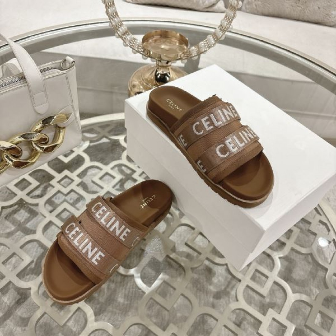 清潔感 CELINE セリーヌ コピー サンダル ホワイトレザー 配色ストラップ ゴールドバックル フラット設計 軽やか履き心地 夏デイリー