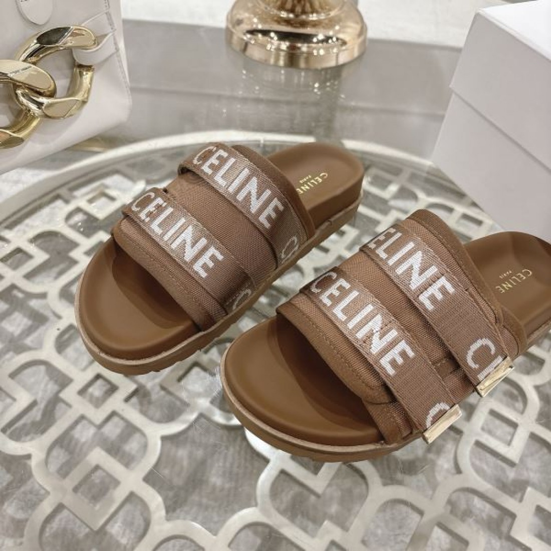 清潔感 CELINE セリーヌ コピー サンダル ホワイトレザー 配色ストラップ ゴールドバックル フラット設計 軽やか履き心地 夏デイリー