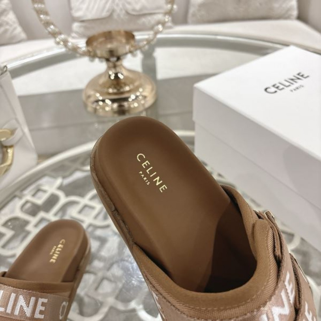 清潔感 CELINE セリーヌ コピー サンダル ホワイトレザー 配色ストラップ ゴールドバックル フラット設計 軽やか履き心地 夏デイリー