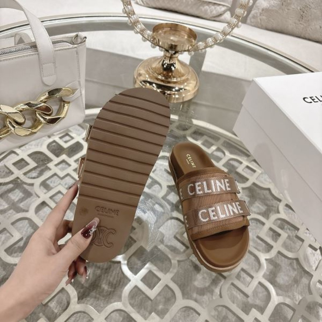 清潔感 CELINE セリーヌ コピー サンダル ホワイトレザー 配色ストラップ ゴールドバックル フラット設計 軽やか履き心地 夏デイリー