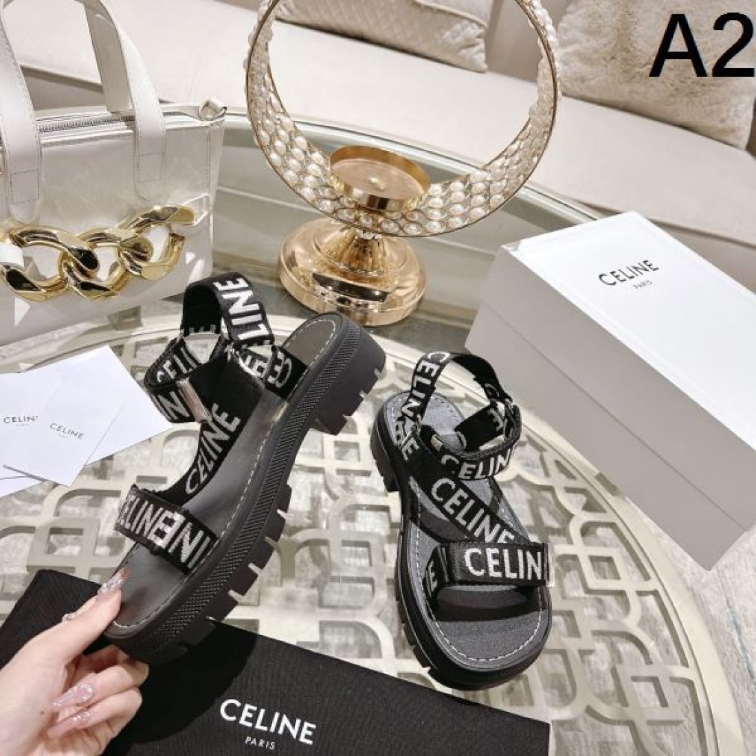 スポーティ カジュアル CELINE セリーヌ コピー サンダル ブラック×ホワイトロゴストラップ 厚底ラバーソール マジックテープ仕様 安定感抜群 デイリー使い