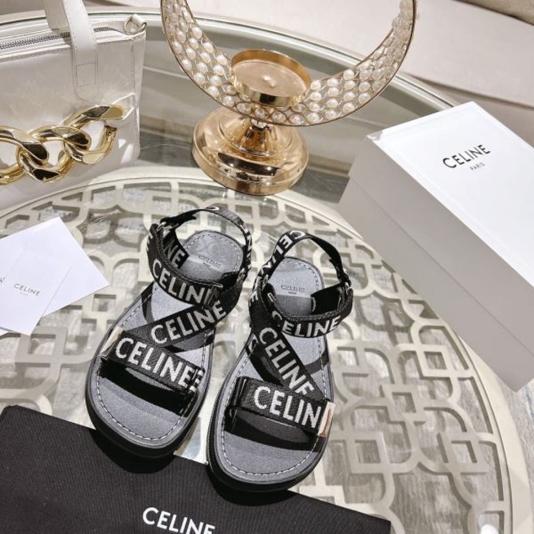 スポーティ カジュアル CELINE セリーヌ コピー サンダル ブラック×ホワイトロゴストラップ 厚底ラバーソール マジックテープ仕様 安定感抜群 デイリー使い