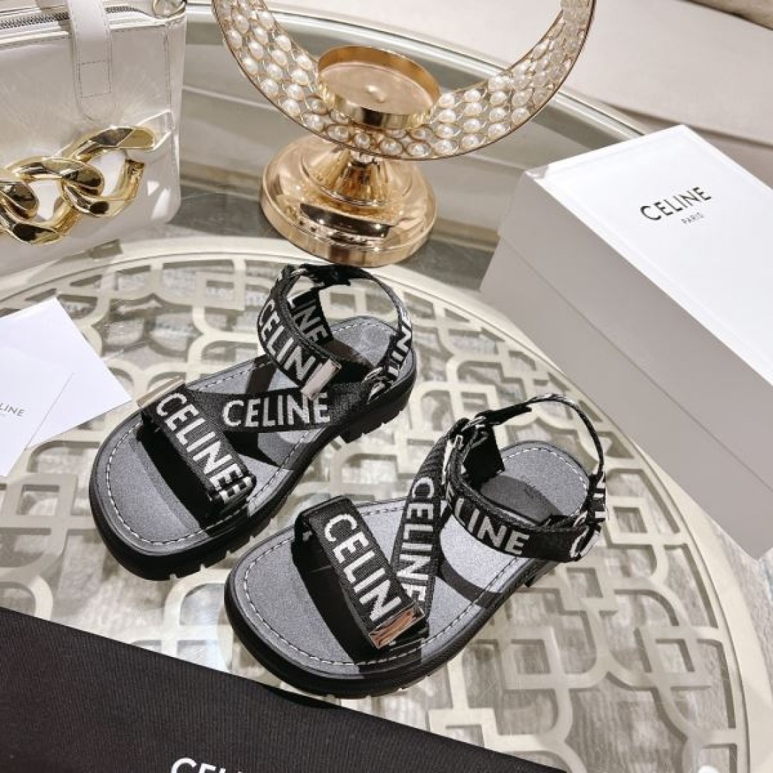 スポーティ カジュアル CELINE セリーヌ コピー サンダル ブラック×ホワイトロゴストラップ 厚底ラバーソール マジックテープ仕様 安定感抜群 デイリー使い