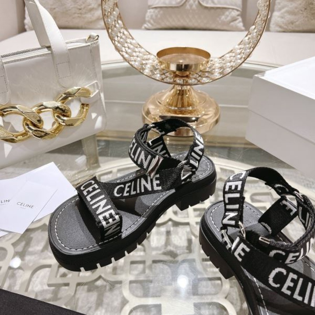 スポーティ カジュアル CELINE セリーヌ コピー サンダル ブラック×ホワイトロゴストラップ 厚底ラバーソール マジックテープ仕様 安定感抜群 デイリー使い