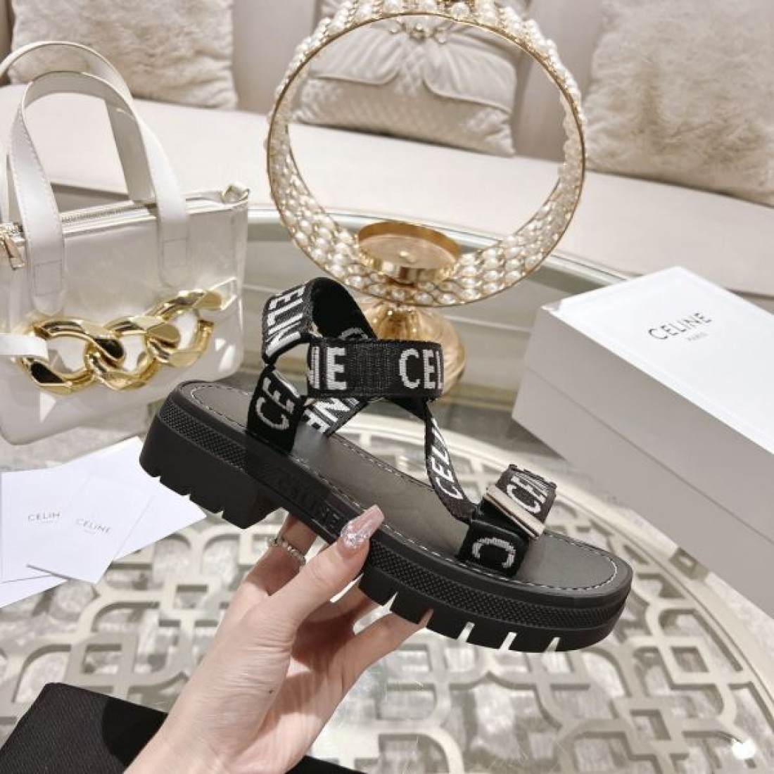 スポーティ カジュアル CELINE セリーヌ コピー サンダル ブラック×ホワイトロゴストラップ 厚底ラバーソール マジックテープ仕様 安定感抜群 デイリー使い