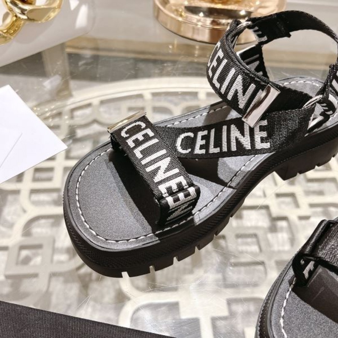 スポーティ カジュアル CELINE セリーヌ コピー サンダル ブラック×ホワイトロゴストラップ 厚底ラバーソール マジックテープ仕様 安定感抜群 デイリー使い