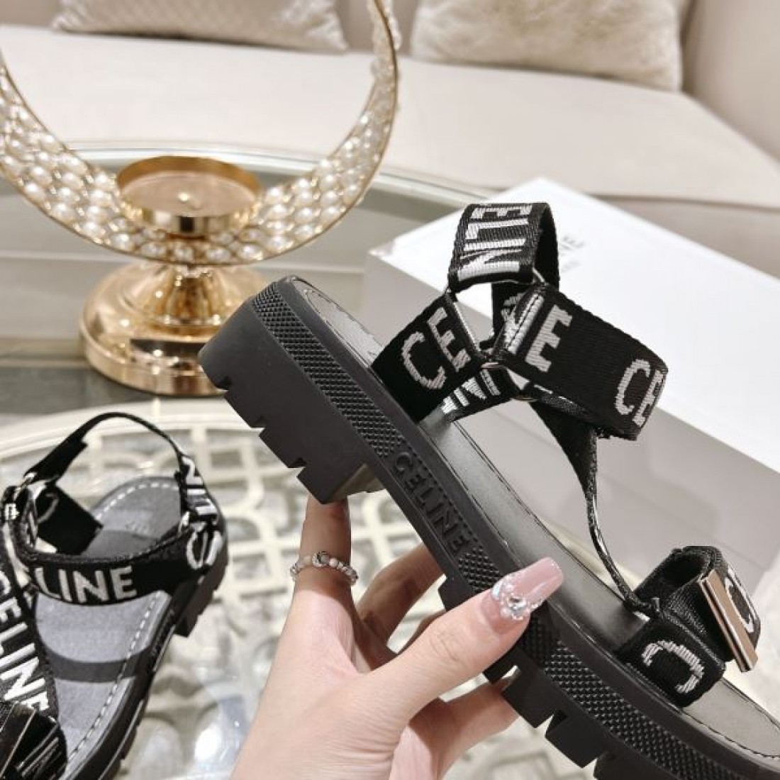 スポーティ カジュアル CELINE セリーヌ コピー サンダル ブラック×ホワイトロゴストラップ 厚底ラバーソール マジックテープ仕様 安定感抜群 デイリー使い