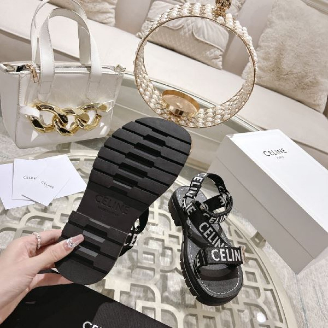 スポーティ カジュアル CELINE セリーヌ コピー サンダル ブラック×ホワイトロゴストラップ 厚底ラバーソール マジックテープ仕様 安定感抜群 デイリー使い
