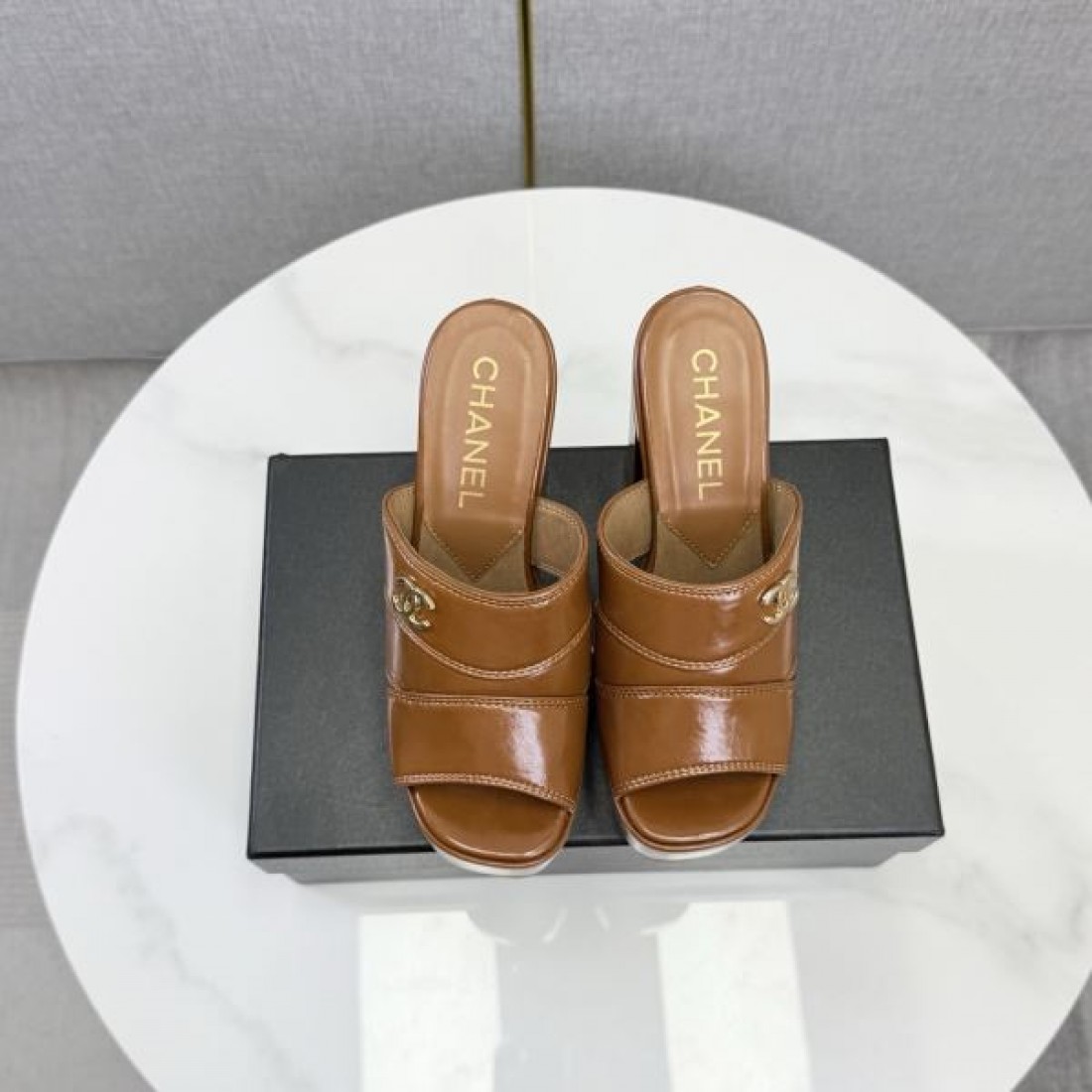 CHANEL シャネル コピー ミュールサンダル ハイヒールサンダル スクエアトゥ レザーボディ 安定ヒール クッションソール 快適履き心地