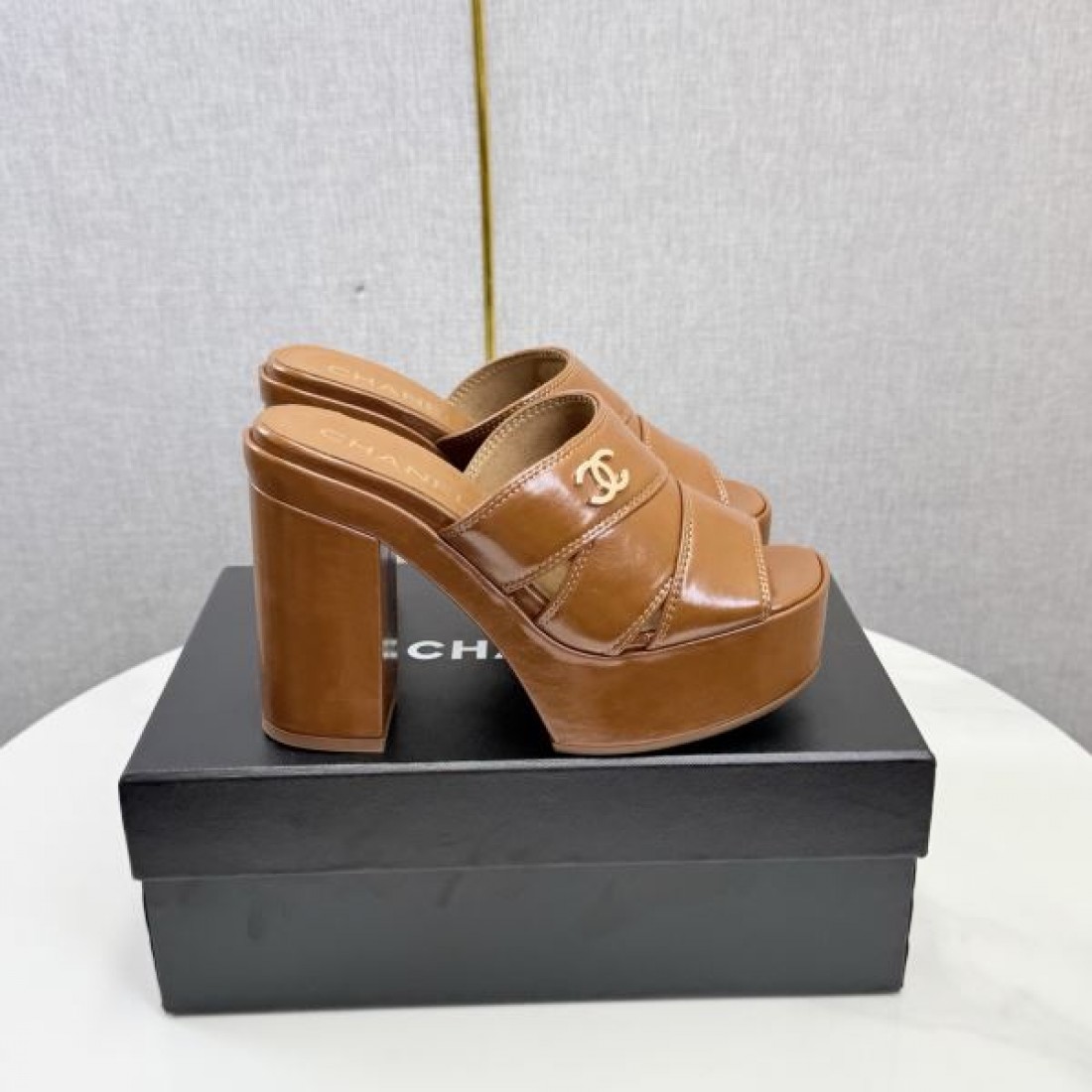 CHANEL シャネル コピー ミュールサンダル ハイヒールサンダル スクエアトゥ レザーボディ 安定ヒール クッションソール 快適履き心地