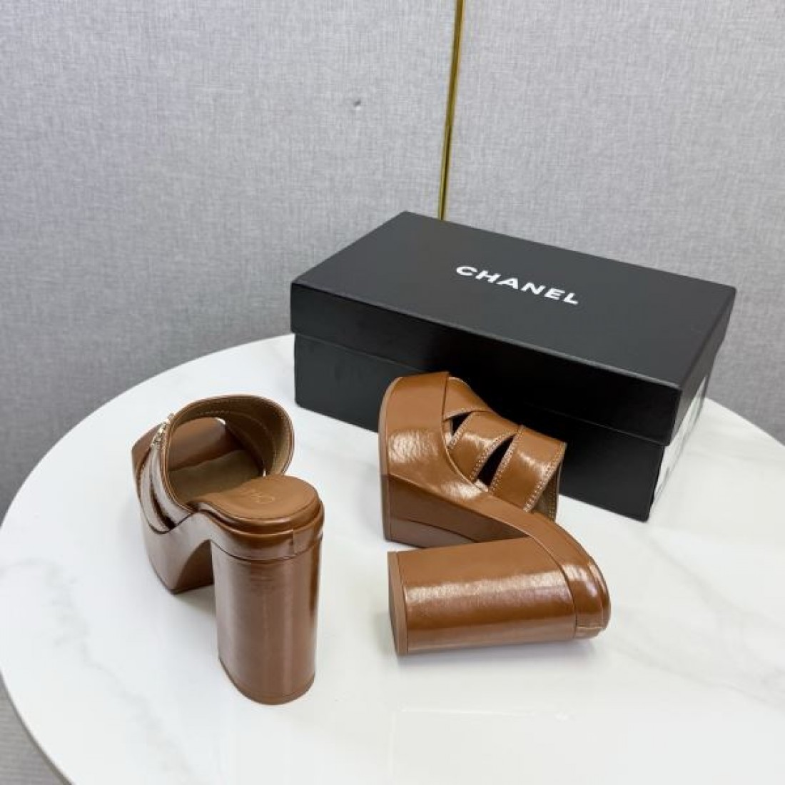 CHANEL シャネル コピー ミュールサンダル ハイヒールサンダル スクエアトゥ レザーボディ 安定ヒール クッションソール 快適履き心地