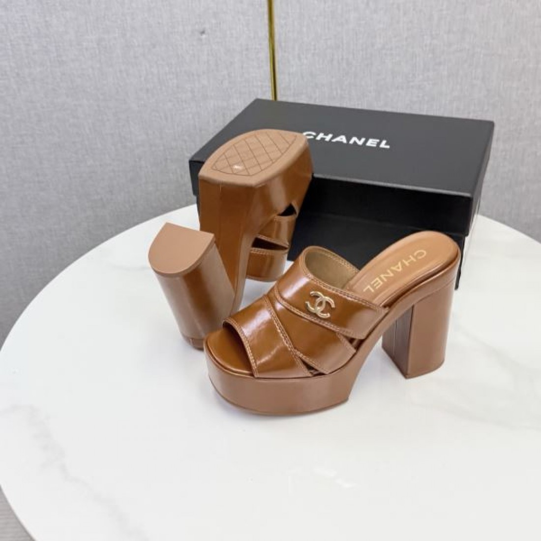 CHANEL シャネル コピー ミュールサンダル ハイヒールサンダル スクエアトゥ レザーボディ 安定ヒール クッションソール 快適履き心地