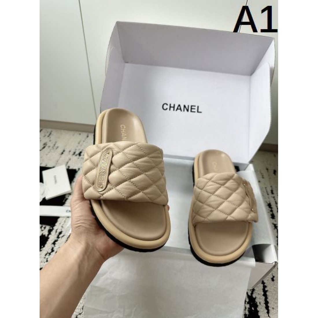 トレンド 可愛い CHANEL シャネル コピー サンダル キルティングスライドサンダル フラットタイプ 柔らか素材 ロゴアクセント デイリー使い 夏コーデ