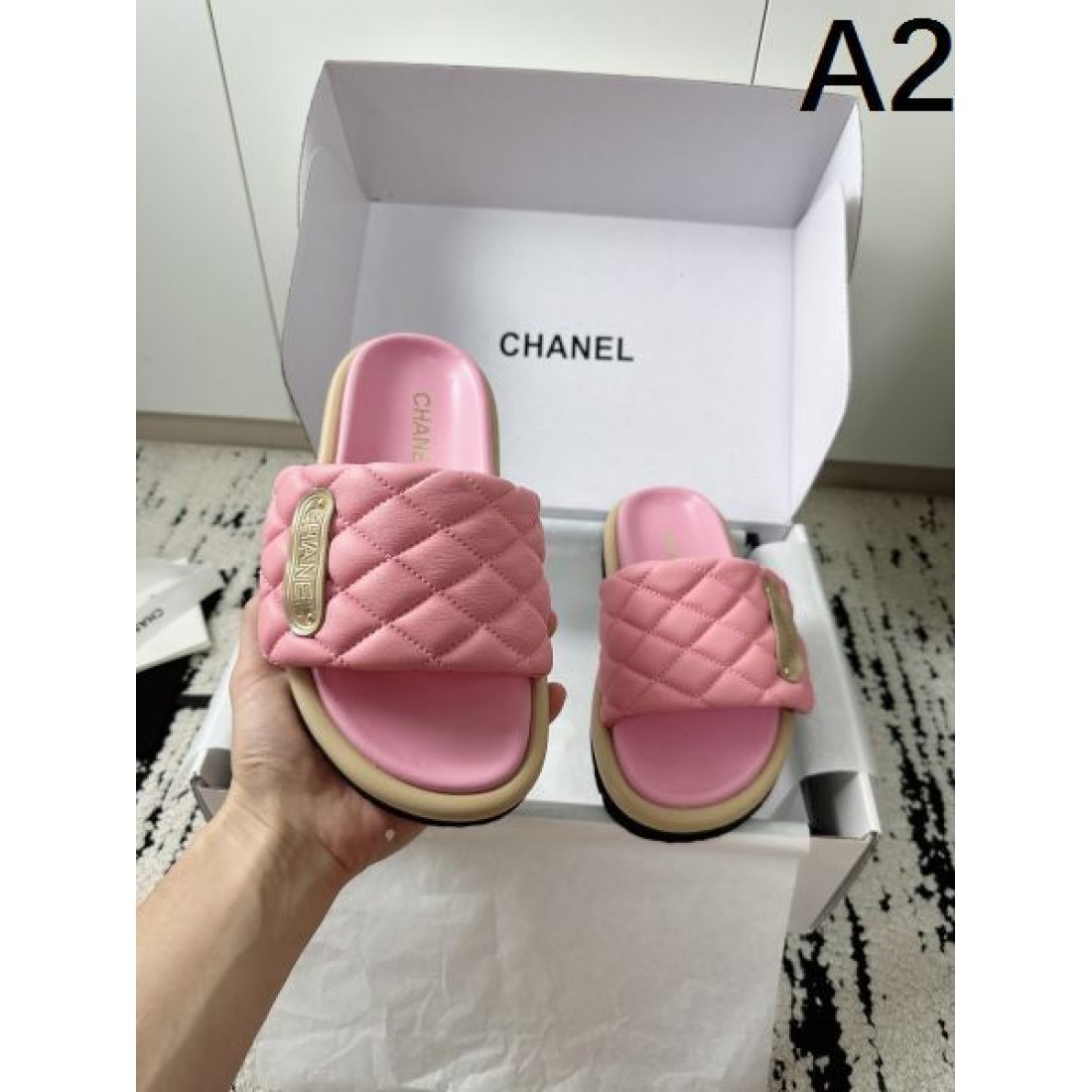 トレンド 可愛い CHANEL シャネル コピー サンダル キルティングスライドサンダル フラットタイプ 柔らか素材 ロゴアクセント デイリー使い 夏コーデ