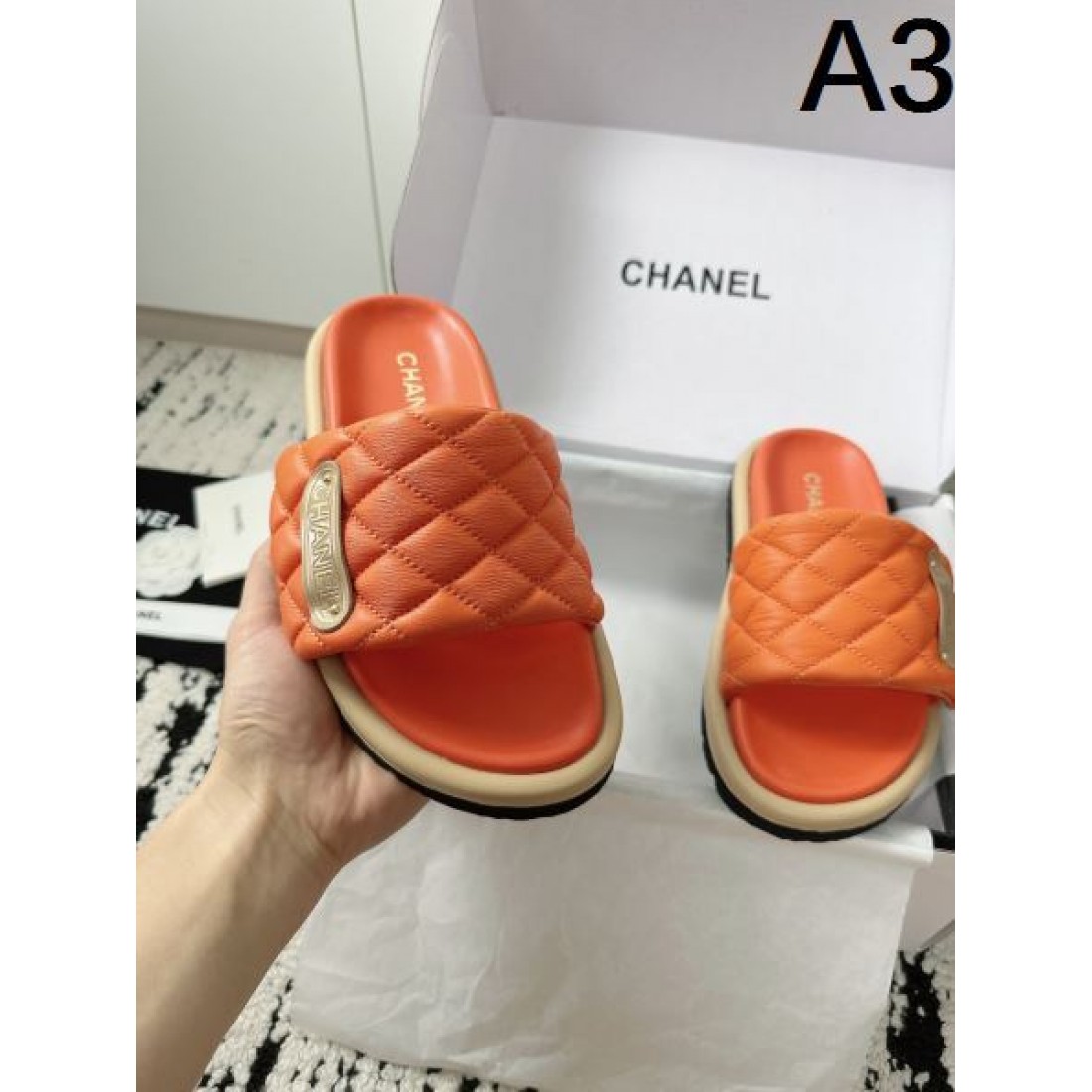 トレンド 可愛い CHANEL シャネル コピー サンダル キルティングスライドサンダル フラットタイプ 柔らか素材 ロゴアクセント デイリー使い 夏コーデ