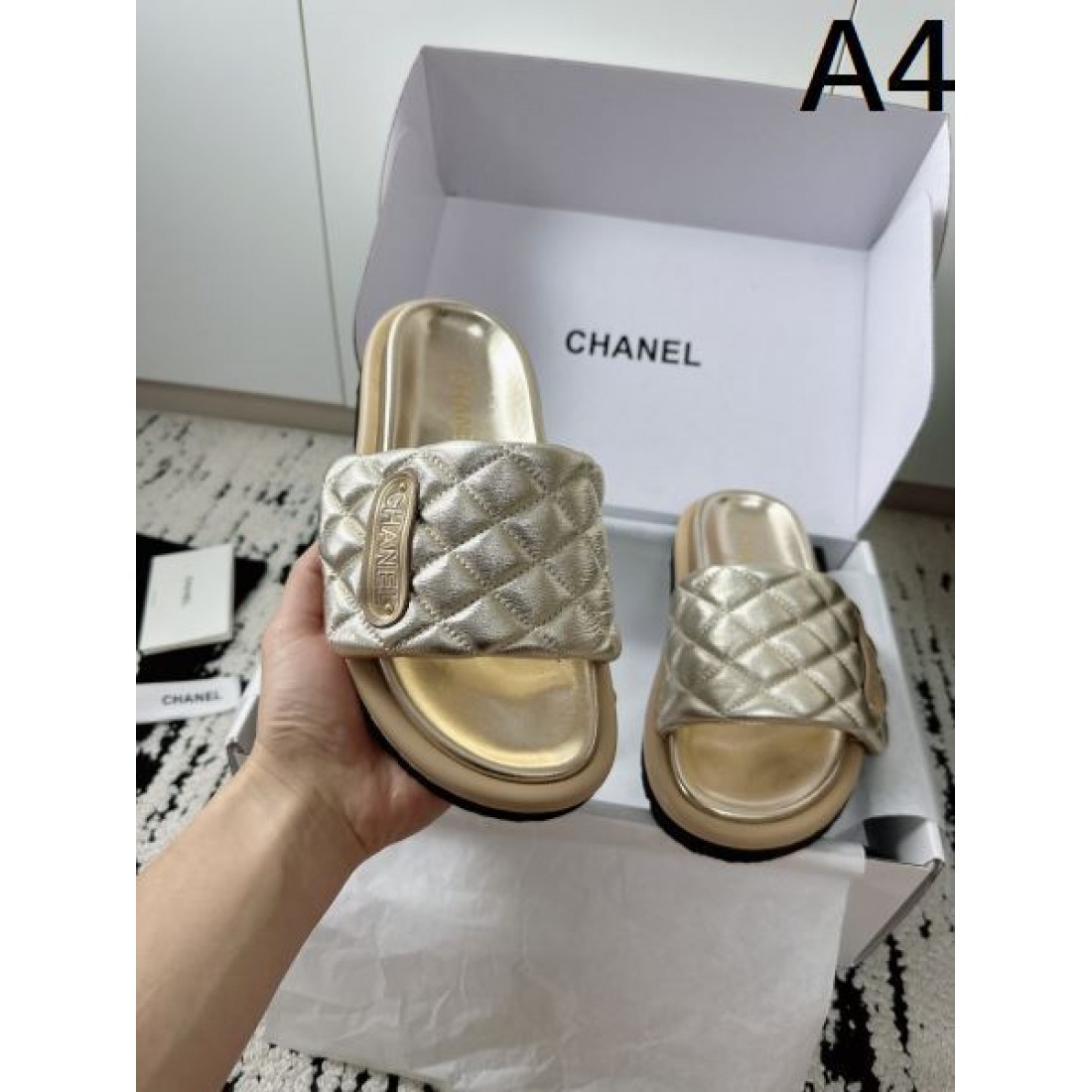 トレンド 可愛い CHANEL シャネル コピー サンダル キルティングスライドサンダル フラットタイプ 柔らか素材 ロゴアクセント デイリー使い 夏コーデ