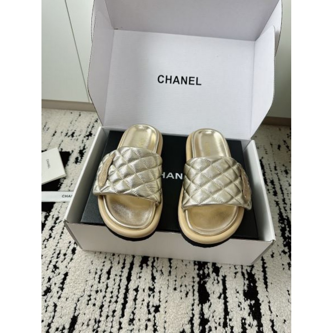 トレンド 可愛い CHANEL シャネル コピー サンダル キルティングスライドサンダル フラットタイプ 柔らか素材 ロゴアクセント デイリー使い 夏コーデ