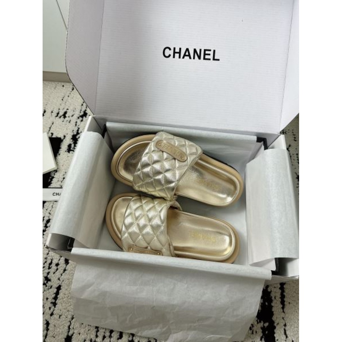 トレンド 可愛い CHANEL シャネル コピー サンダル キルティングスライドサンダル フラットタイプ 柔らか素材 ロゴアクセント デイリー使い 夏コーデ