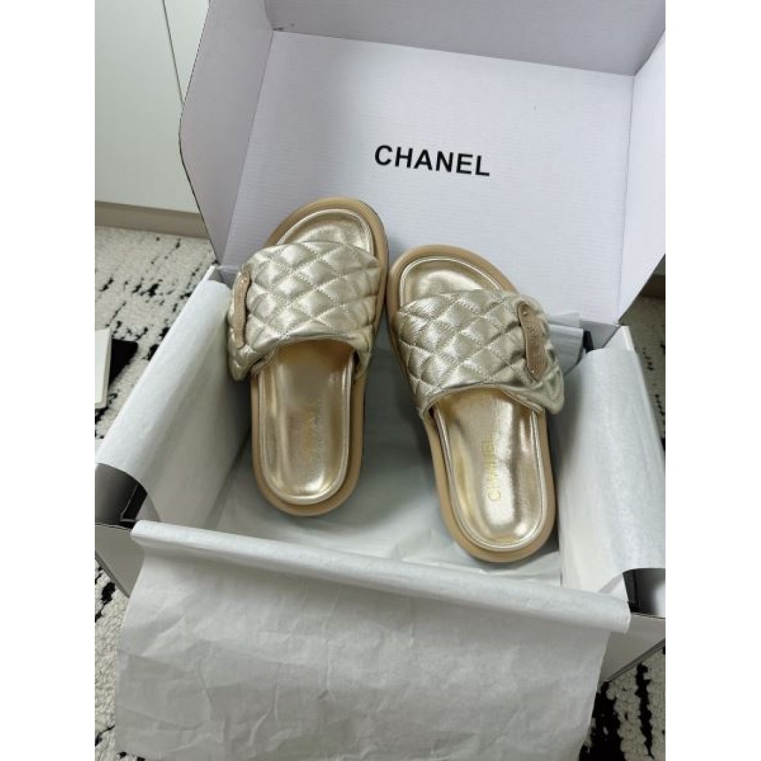 トレンド 可愛い CHANEL シャネル コピー サンダル キルティングスライドサンダル フラットタイプ 柔らか素材 ロゴアクセント デイリー使い 夏コーデ