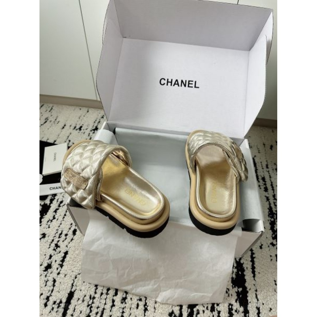 トレンド 可愛い CHANEL シャネル コピー サンダル キルティングスライドサンダル フラットタイプ 柔らか素材 ロゴアクセント デイリー使い 夏コーデ