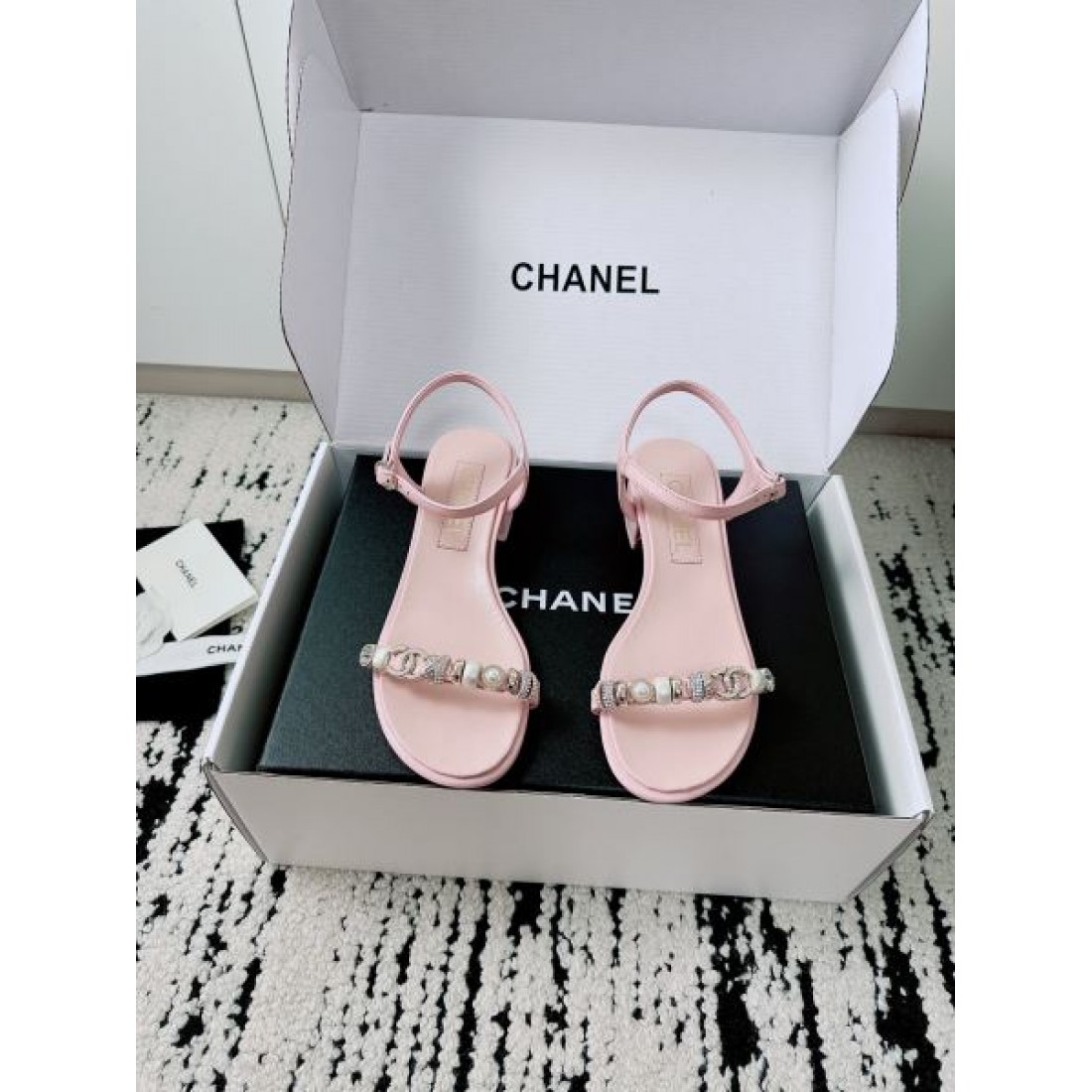 可愛い CHANEL シャネル コピー ミュールサンダル ストラップサンダル パール付き フラットタイプ 軽量ソール リラックスフィット 夏コーデ