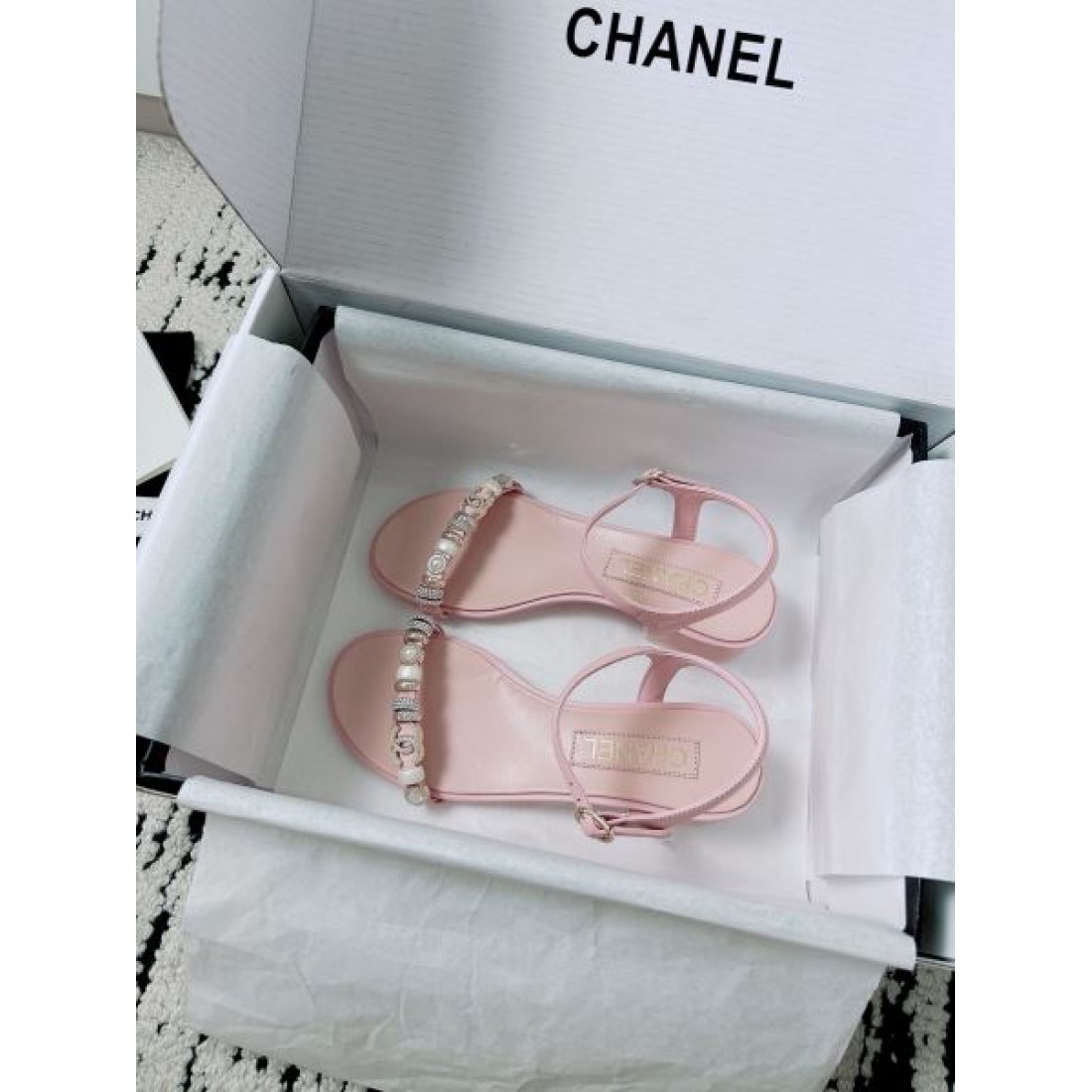 可愛い CHANEL シャネル コピー ミュールサンダル ストラップサンダル パール付き フラットタイプ 軽量ソール リラックスフィット 夏コーデ