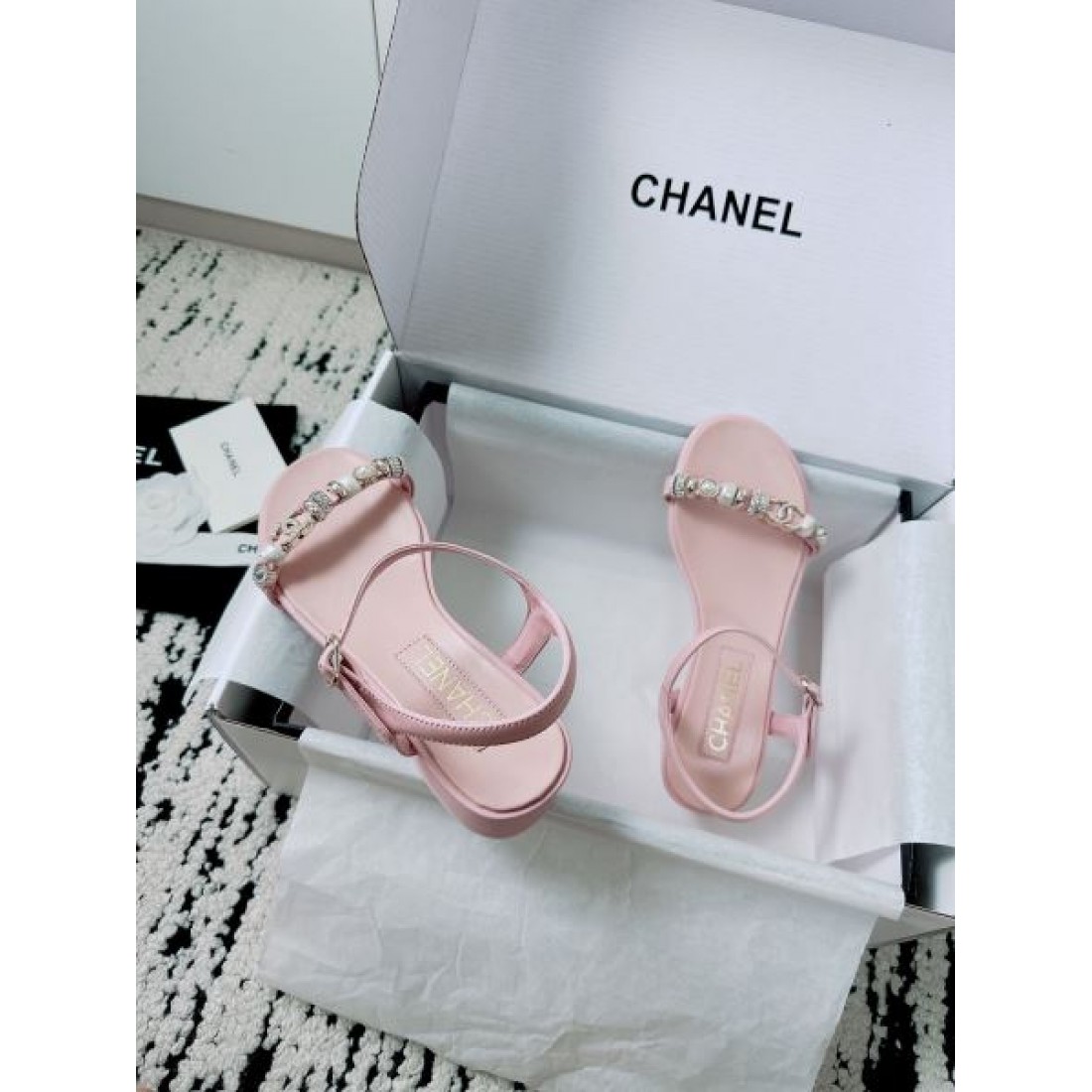 可愛い CHANEL シャネル コピー ミュールサンダル ストラップサンダル パール付き フラットタイプ 軽量ソール リラックスフィット 夏コーデ
