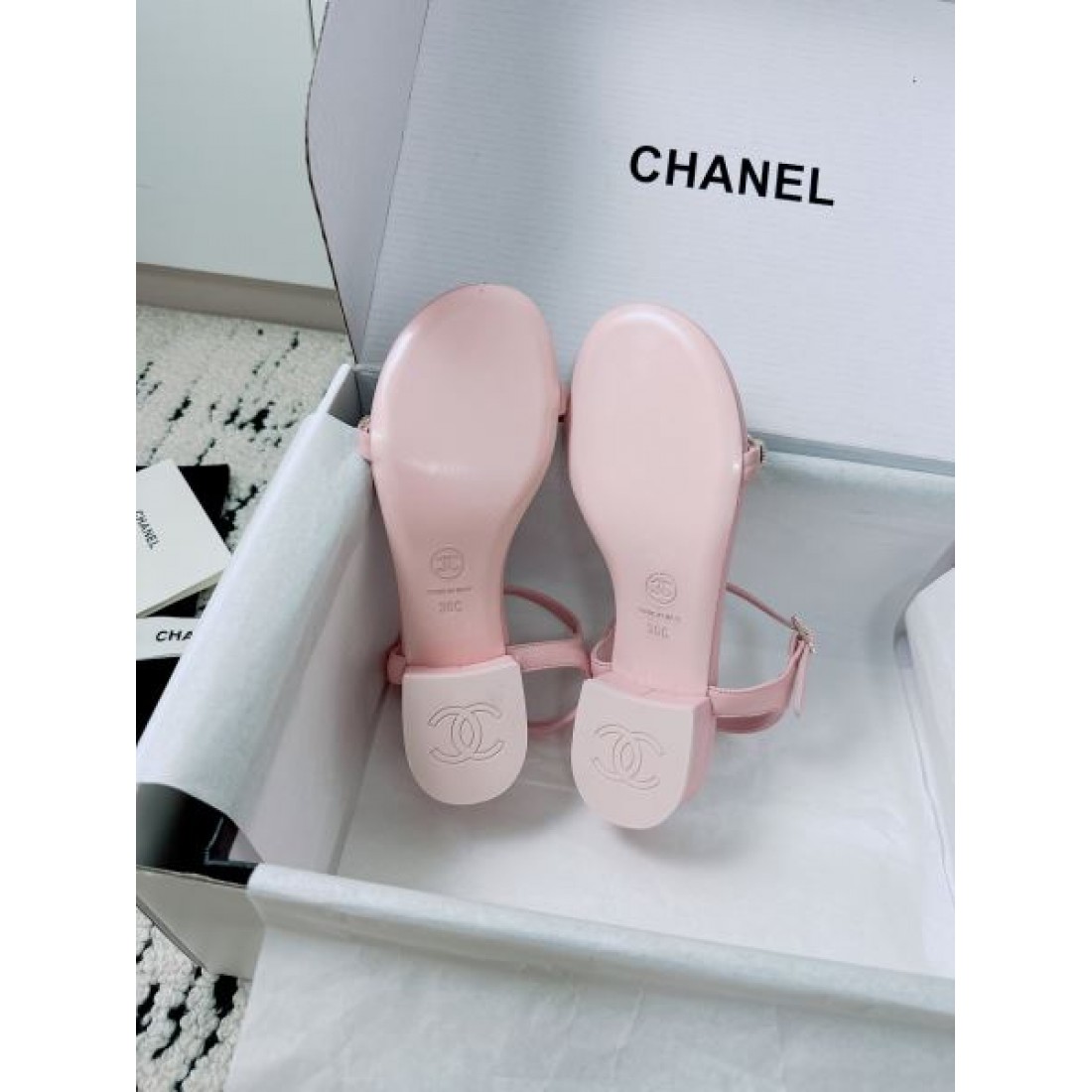 可愛い CHANEL シャネル コピー ミュールサンダル ストラップサンダル パール付き フラットタイプ 軽量ソール リラックスフィット 夏コーデ