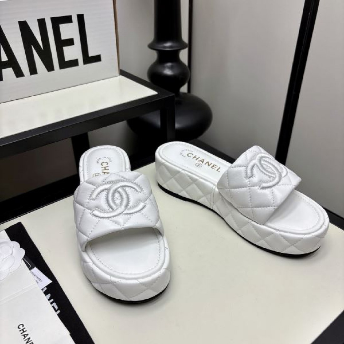 高級感 CHANEL シャネル コピー サンダル スライドサンダル ココロゴデザイン クッションソール 柔らか素材 デイリー使い リラックススタイル