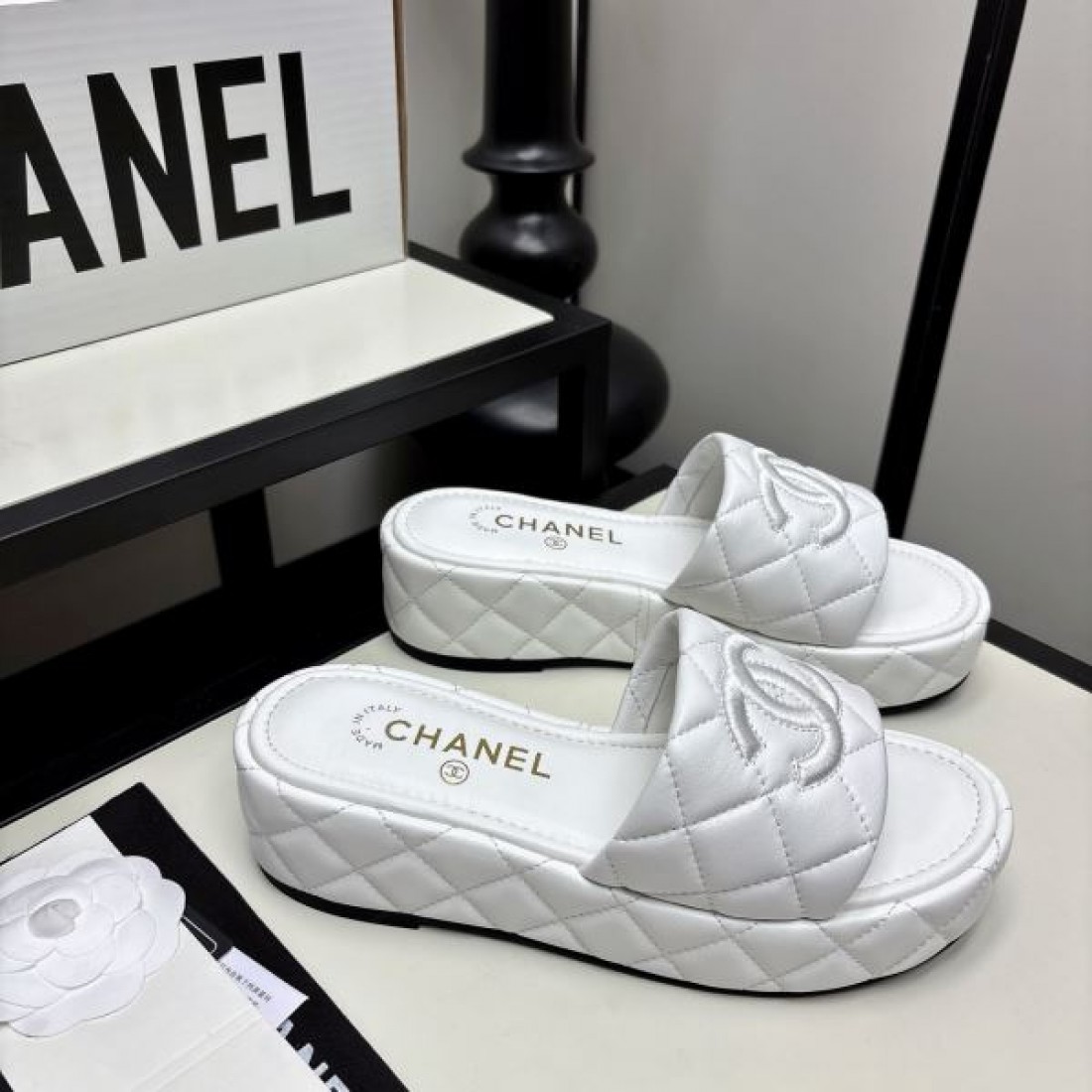 高級感 CHANEL シャネル コピー サンダル スライドサンダル ココロゴデザイン クッションソール 柔らか素材 デイリー使い リラックススタイル