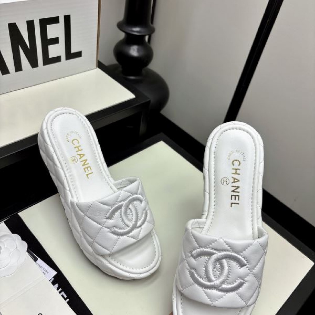 高級感 CHANEL シャネル コピー サンダル スライドサンダル ココロゴデザイン クッションソール 柔らか素材 デイリー使い リラックススタイル