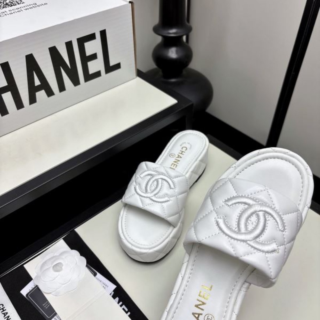 高級感 CHANEL シャネル コピー サンダル スライドサンダル ココロゴデザイン クッションソール 柔らか素材 デイリー使い リラックススタイル