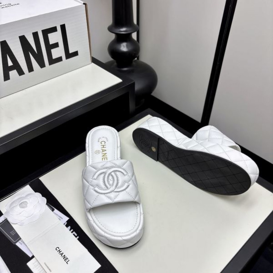 高級感 CHANEL シャネル コピー サンダル スライドサンダル ココロゴデザイン クッションソール 柔らか素材 デイリー使い リラックススタイル