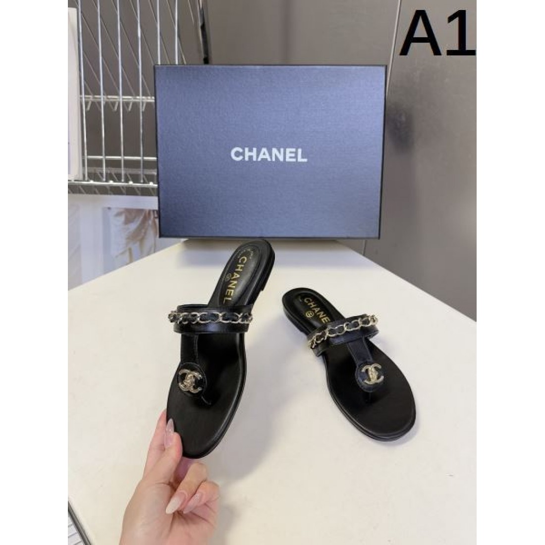 高級感 CHANEL シャネル コピー ミュールサンダル フラットサンダル チェーンデザイン ロゴアクセント 柔らか素材 デイリー使い