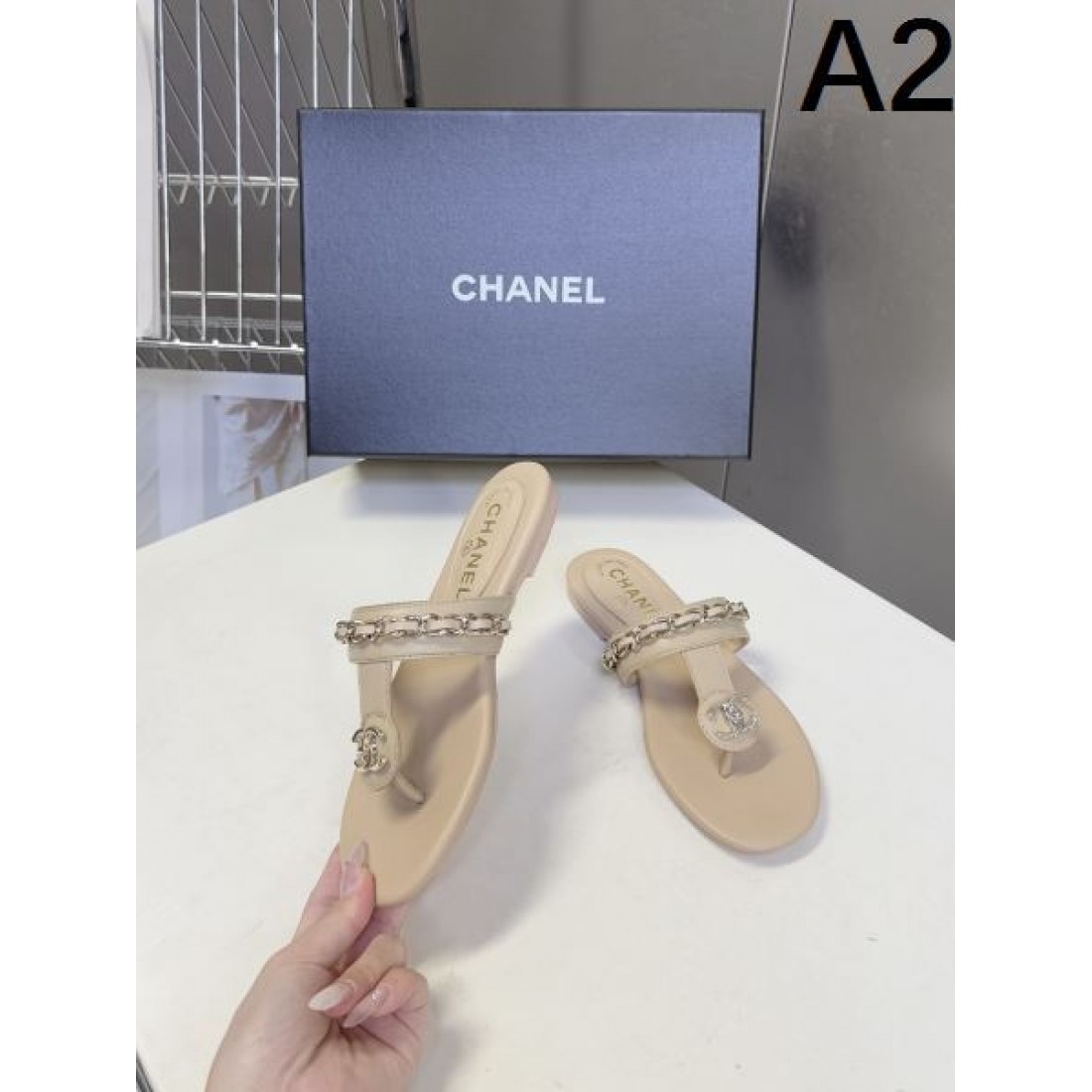 高級感 CHANEL シャネル コピー ミュールサンダル フラットサンダル チェーンデザイン ロゴアクセント 柔らか素材 デイリー使い