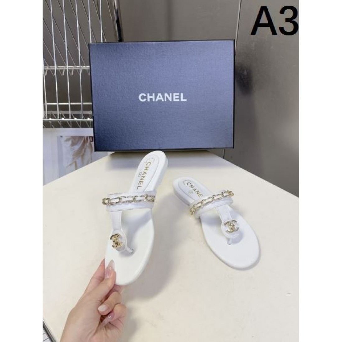 高級感 CHANEL シャネル コピー ミュールサンダル フラットサンダル チェーンデザイン ロゴアクセント 柔らか素材 デイリー使い