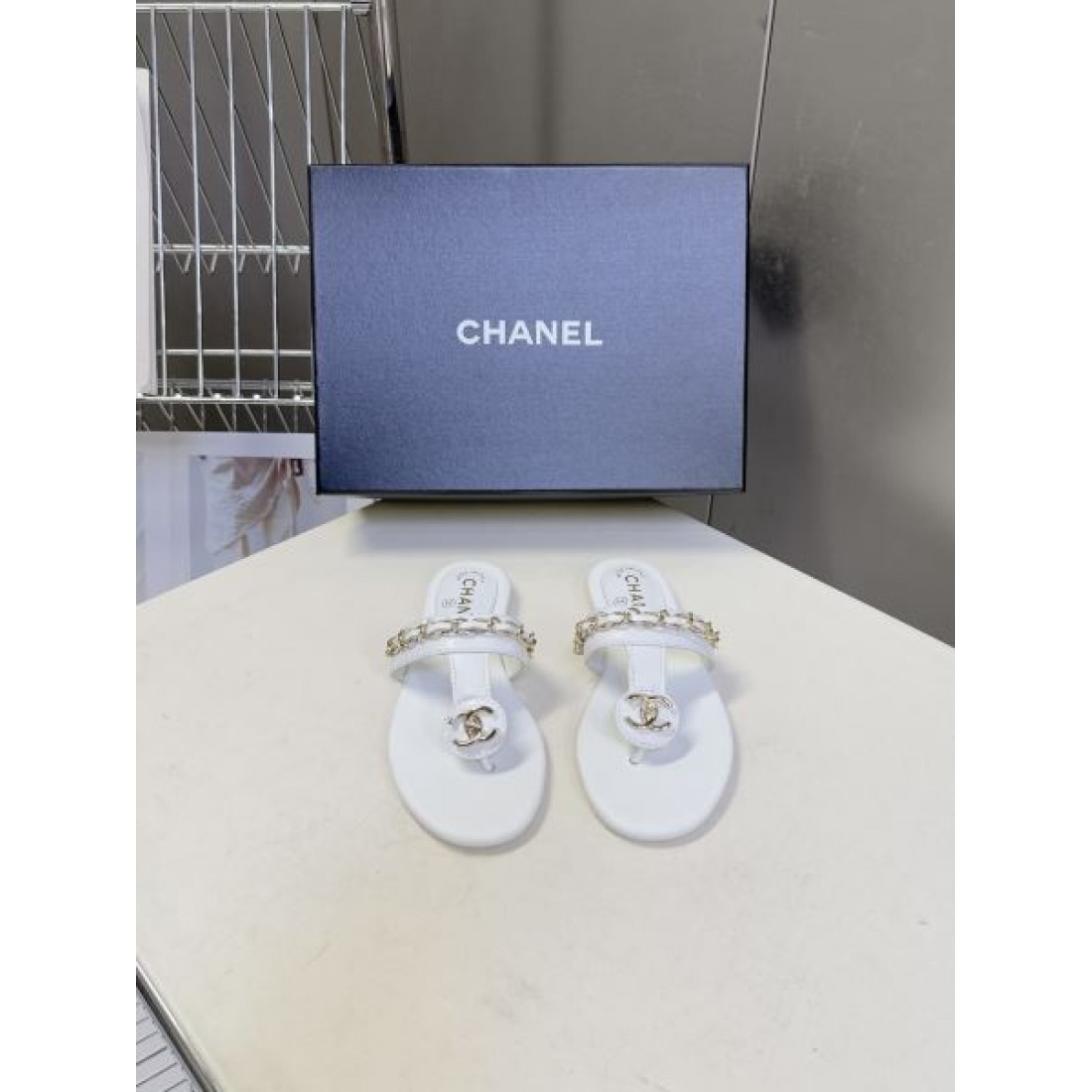 高級感 CHANEL シャネル コピー ミュールサンダル フラットサンダル チェーンデザイン ロゴアクセント 柔らか素材 デイリー使い