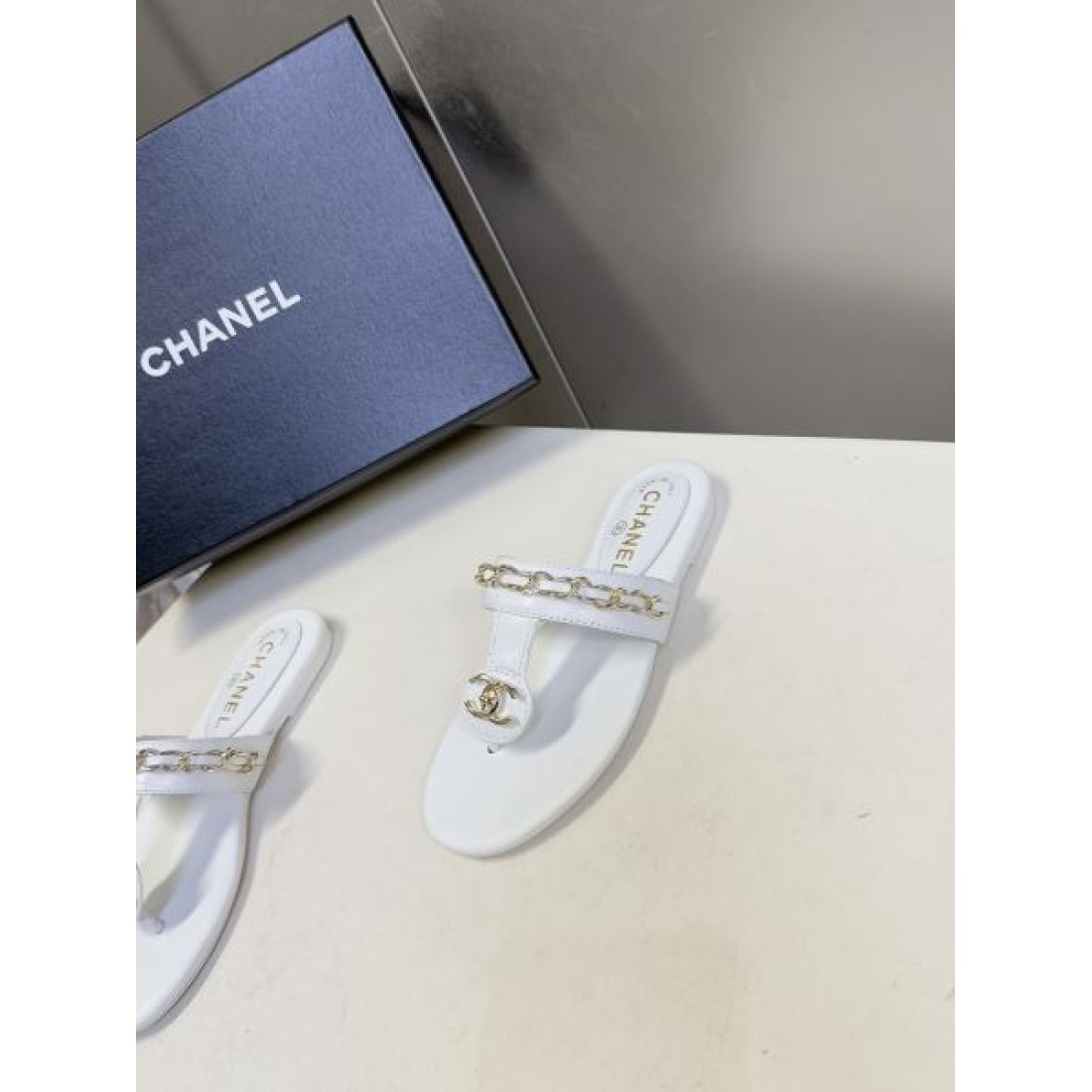 高級感 CHANEL シャネル コピー ミュールサンダル フラットサンダル チェーンデザイン ロゴアクセント 柔らか素材 デイリー使い