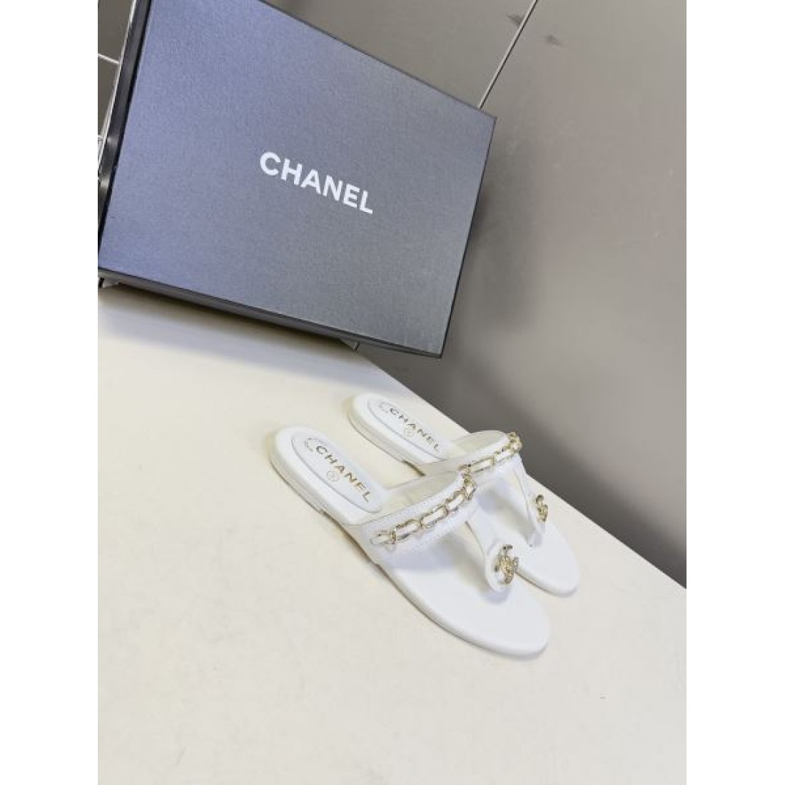 高級感 CHANEL シャネル コピー ミュールサンダル フラットサンダル チェーンデザイン ロゴアクセント 柔らか素材 デイリー使い
