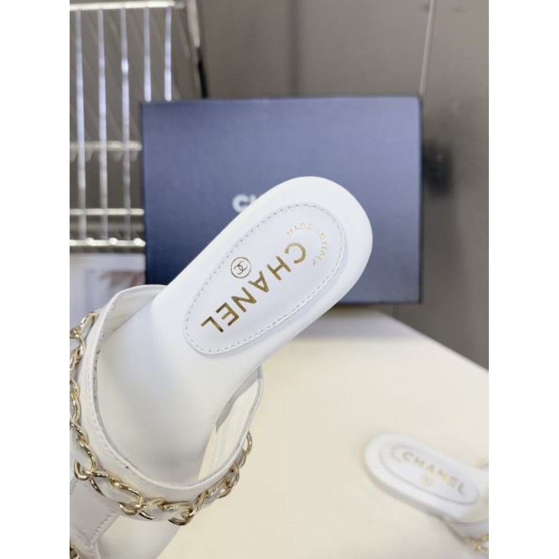 高級感 CHANEL シャネル コピー ミュールサンダル フラットサンダル チェーンデザイン ロゴアクセント 柔らか素材 デイリー使い