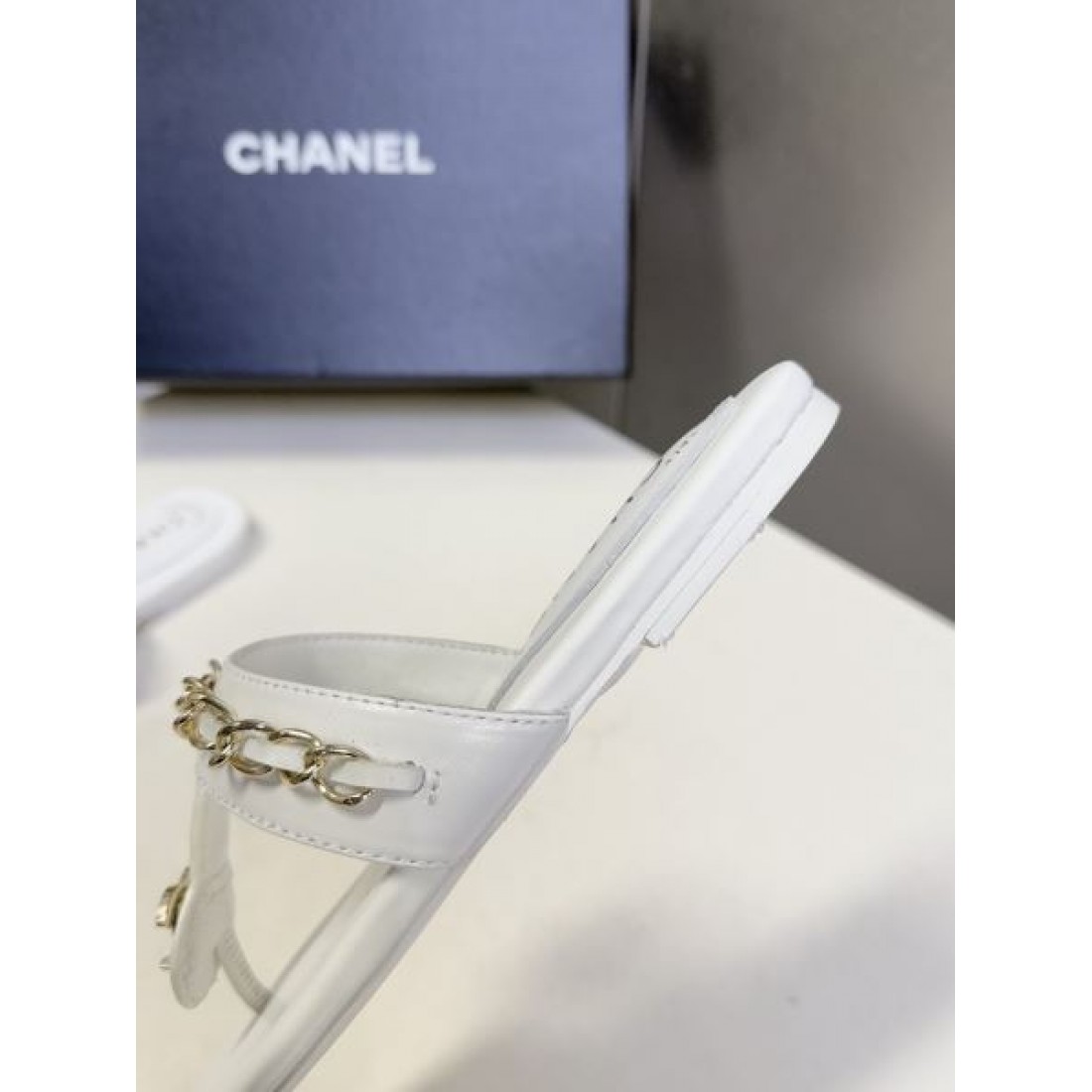 高級感 CHANEL シャネル コピー ミュールサンダル フラットサンダル チェーンデザイン ロゴアクセント 柔らか素材 デイリー使い