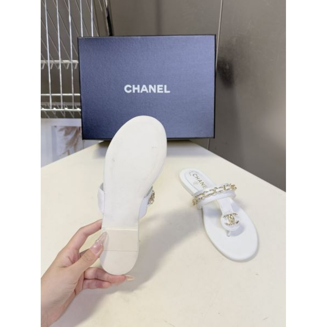 高級感 CHANEL シャネル コピー ミュールサンダル フラットサンダル チェーンデザイン ロゴアクセント 柔らか素材 デイリー使い