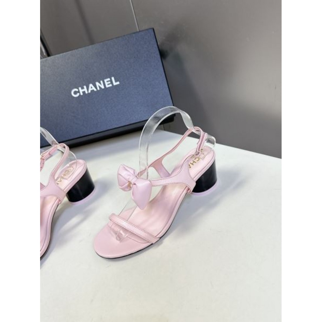 エレガント 上品 CHANEL シャネル コピー サンダル ストラップサンダル フラットヒール パール装飾 ココマーク アンクルストラップ
