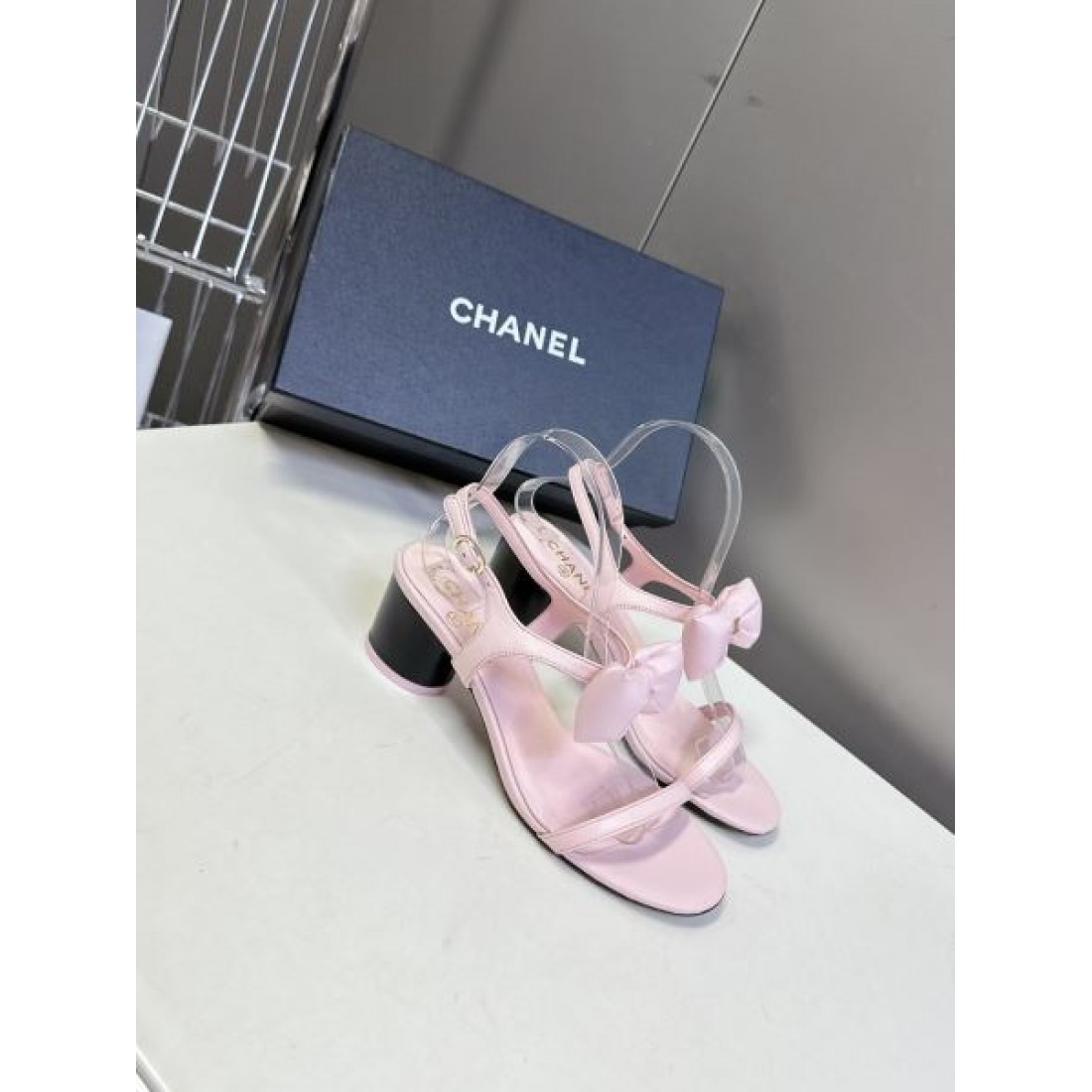 エレガント 上品 CHANEL シャネル コピー サンダル ストラップサンダル フラットヒール パール装飾 ココマーク アンクルストラップ
