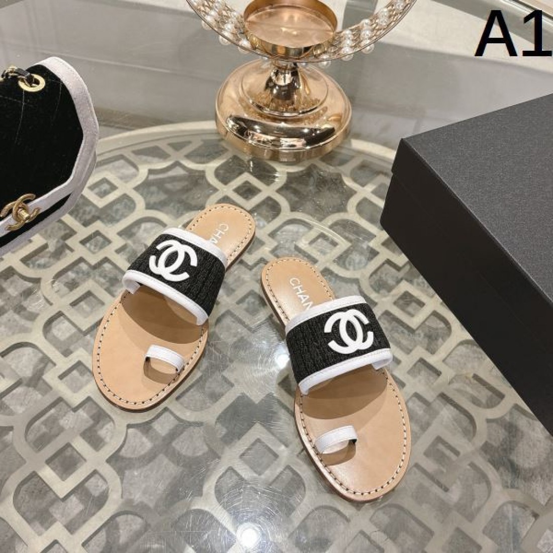 リラックス 上質 CHANEL シャネル コピー スリッパサンダル フラット仕様 柔軟インソール ロゴプレート 滑りにくいソール 軽快な履き心地 リゾートスタイル