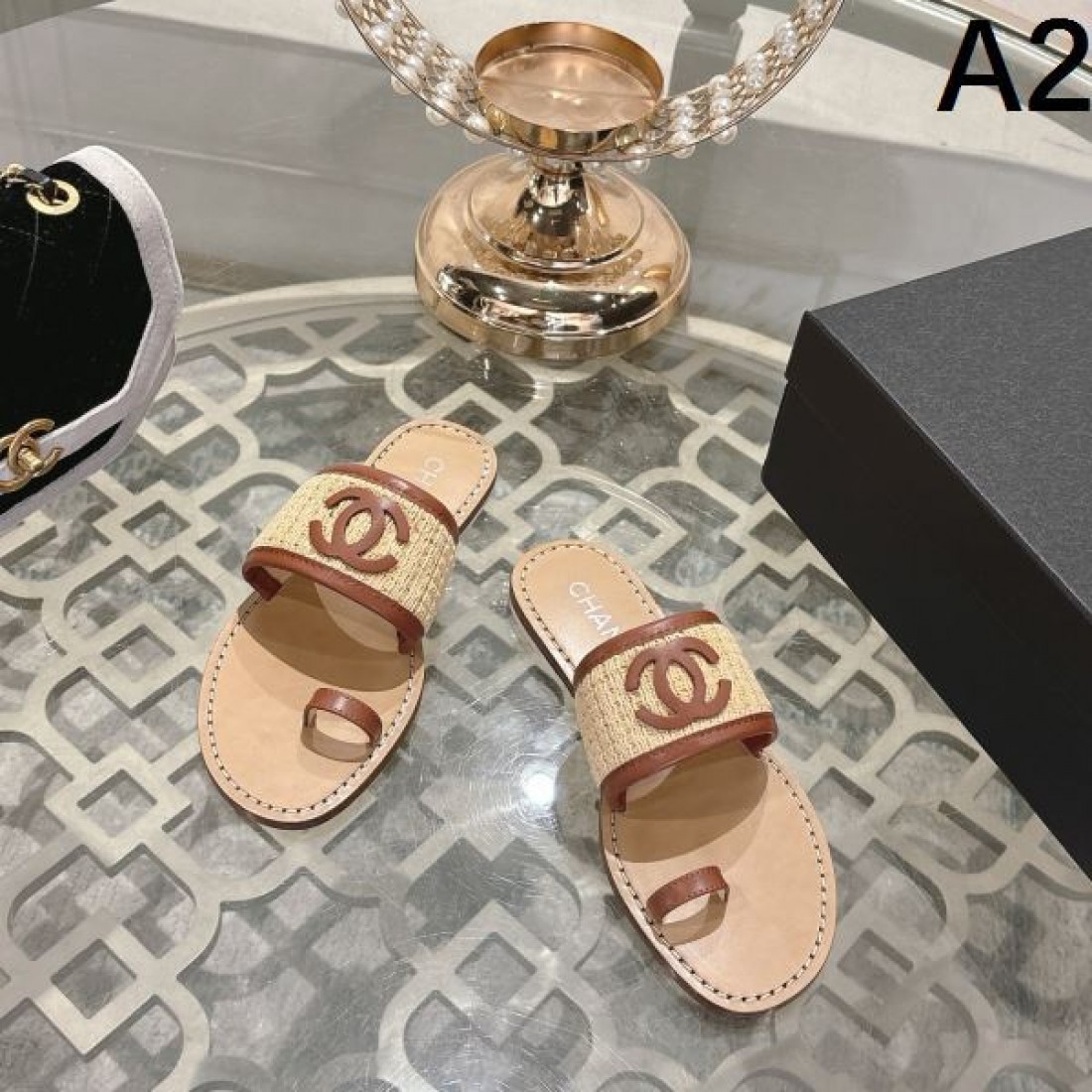 リラックス 上質 CHANEL シャネル コピー スリッパサンダル フラット仕様 柔軟インソール ロゴプレート 滑りにくいソール 軽快な履き心地 リゾートスタイル