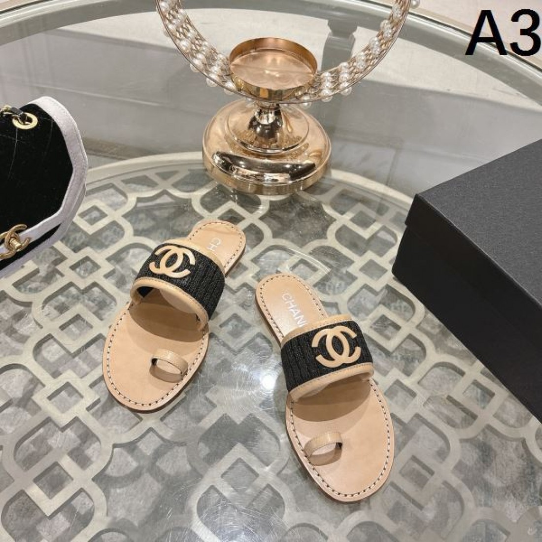 リラックス 上質 CHANEL シャネル コピー スリッパサンダル フラット仕様 柔軟インソール ロゴプレート 滑りにくいソール 軽快な履き心地 リゾートスタイル